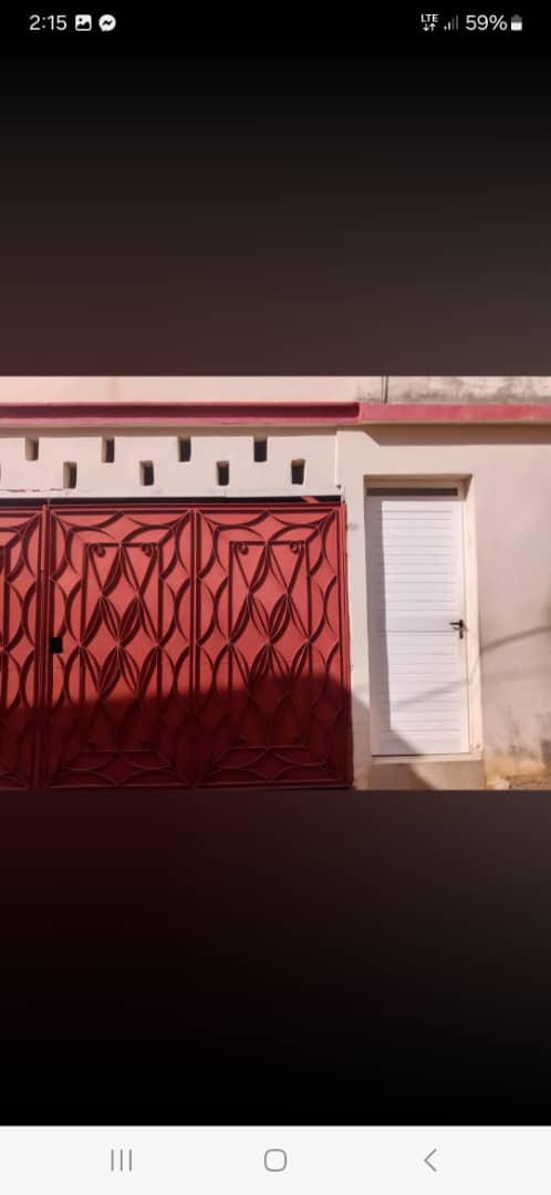 Casa independiente de 3 plantas,con mucha privacidad, a una cuadra de la