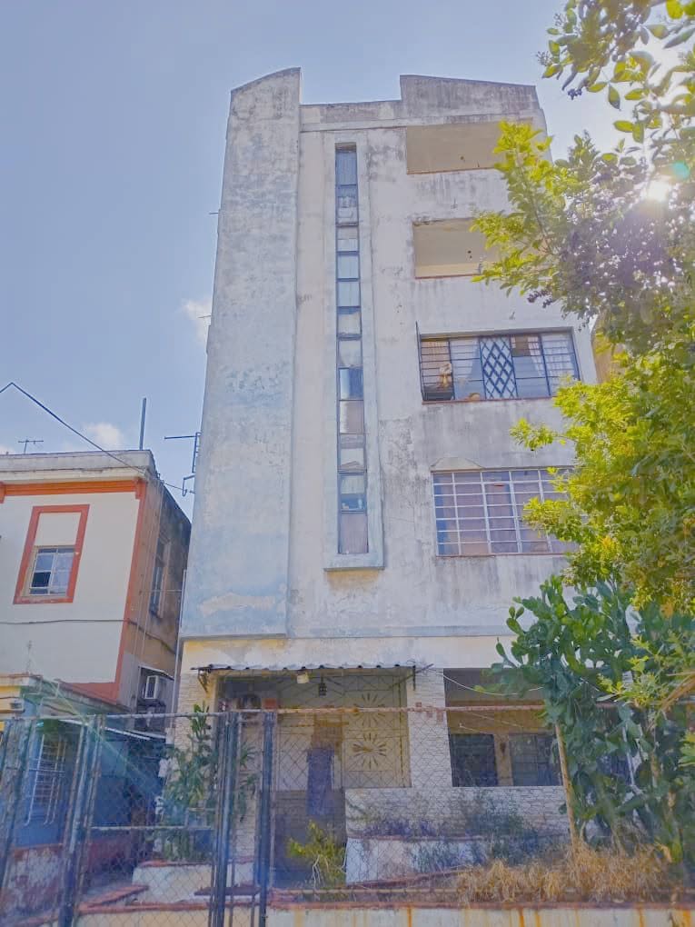 Se vende apartamento en calle 20, El Vedado, en zona muy céntrica, en buen