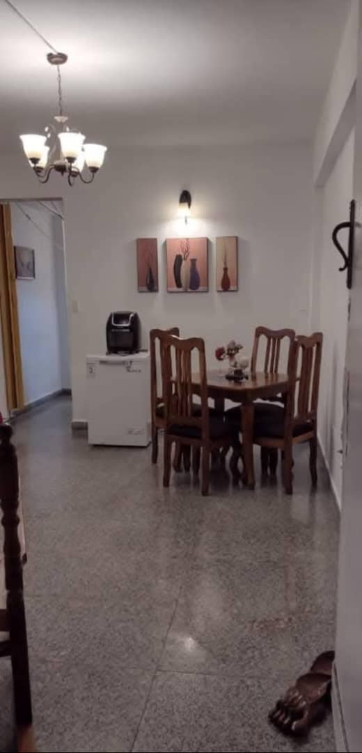 *VENDO APTO AMPLIO EN EL 3ER PISO – A 1 cuadra de Calzada de Reina.*