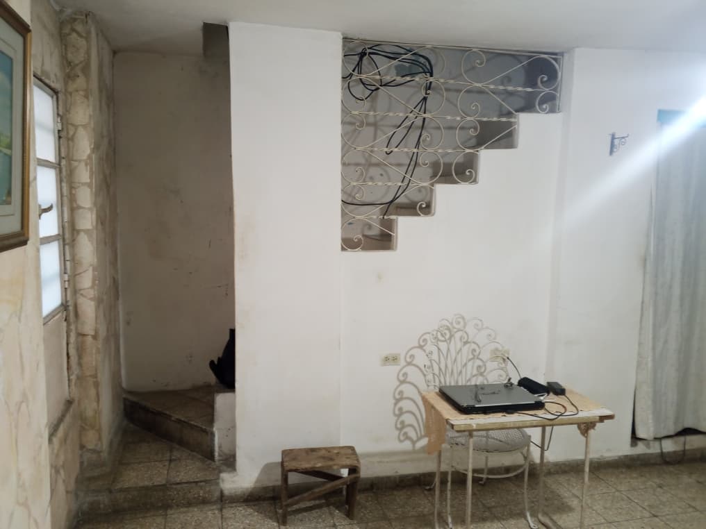 *Casa puerta de calle en la Habana Vieja* .