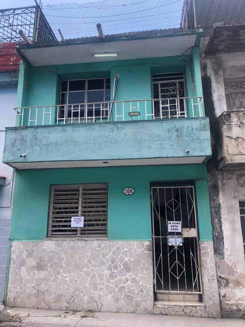 Se vende casa cerca de la esquina de tejas