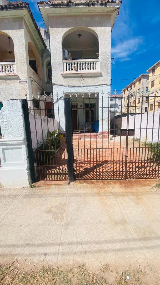 Casa en venta en el Vedado (Calle M, entre 11 y 13)
