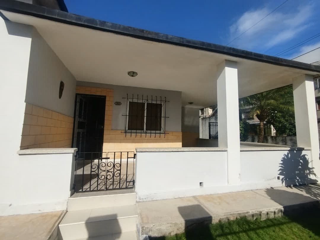 Casa independiente de esquina, con 413 m² de terreno.