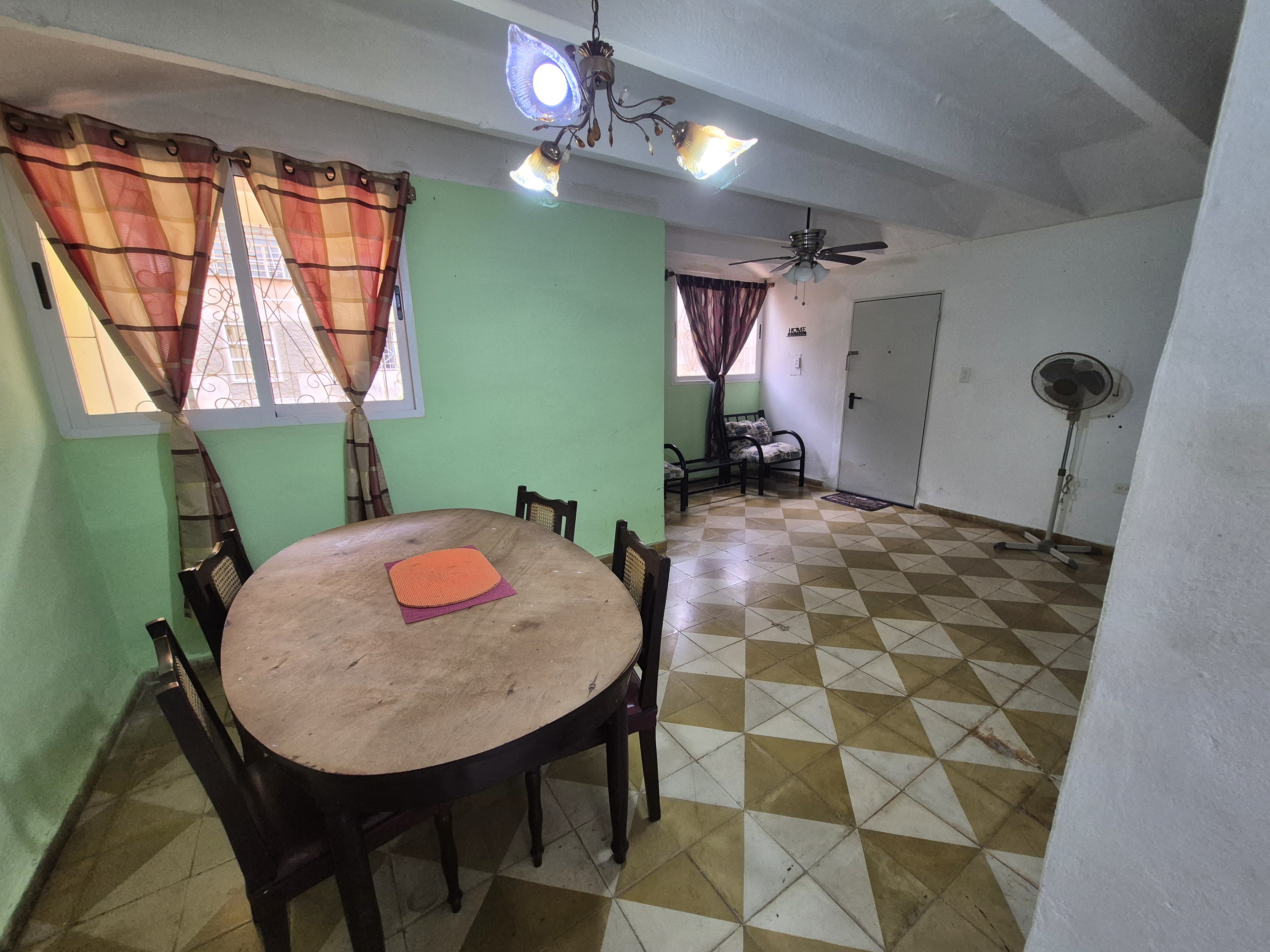 El apartamento se encuentra en un 2do piso. Consta de 3 cuartos (2 de ellos con