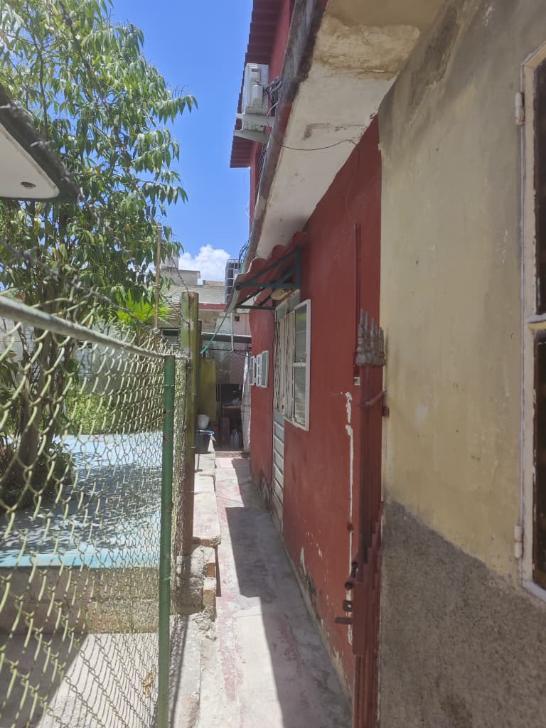 EN VENTA CASA EN SANTIAGO DE LAS VEGAS, ES LLEGAR Y VIVIR!