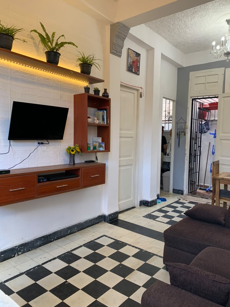 En venta apartamento interior en planta baja del 42, CON TODO ADENTRO reformado