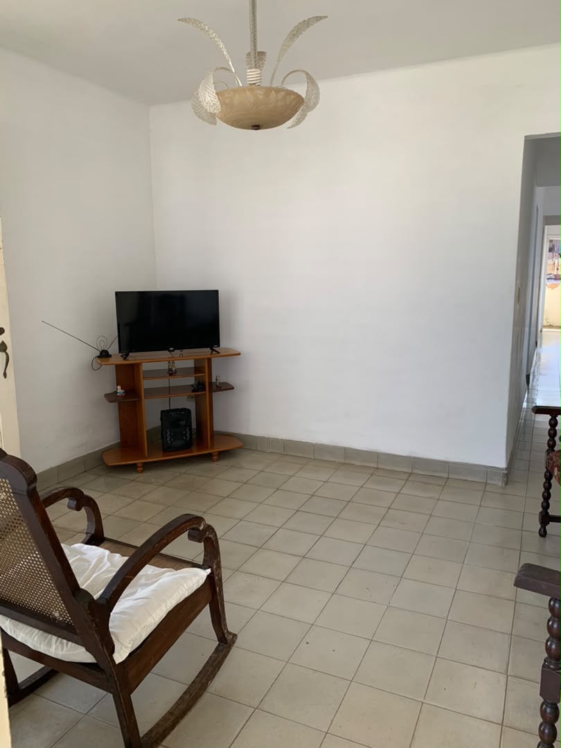 Casa en alto de un biplanta a pocos metros de 17 y 64 placa libre, puerta