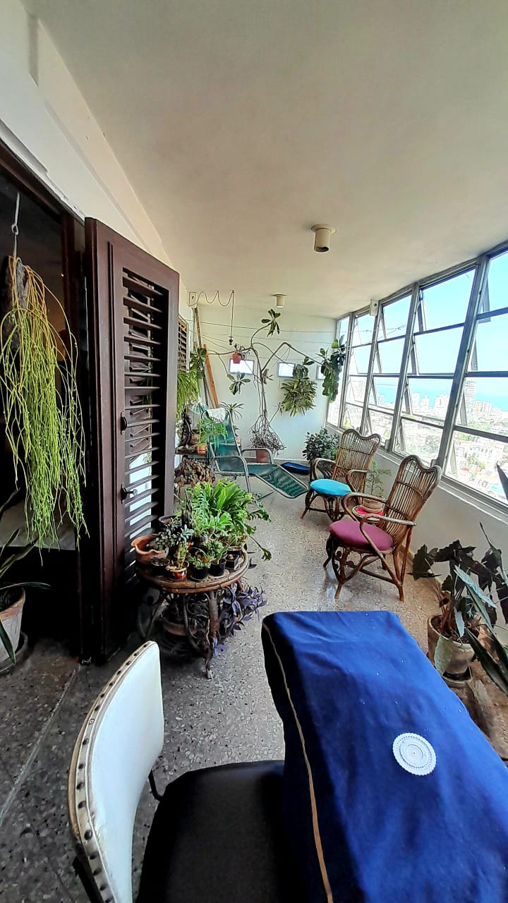 Si deseas un amplio apartamento en el corazón del Vedado, listo para el diseño