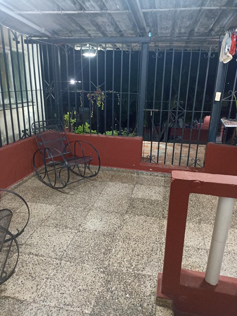 Casa de 2 pisos puerta a la calle