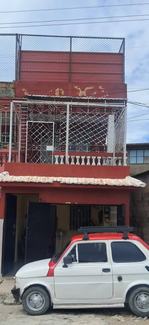 TRES PLANTAS PUERTA A CALLE TERRAZA LIBRE Y ESPACIO DE GARAJE Todo lo que