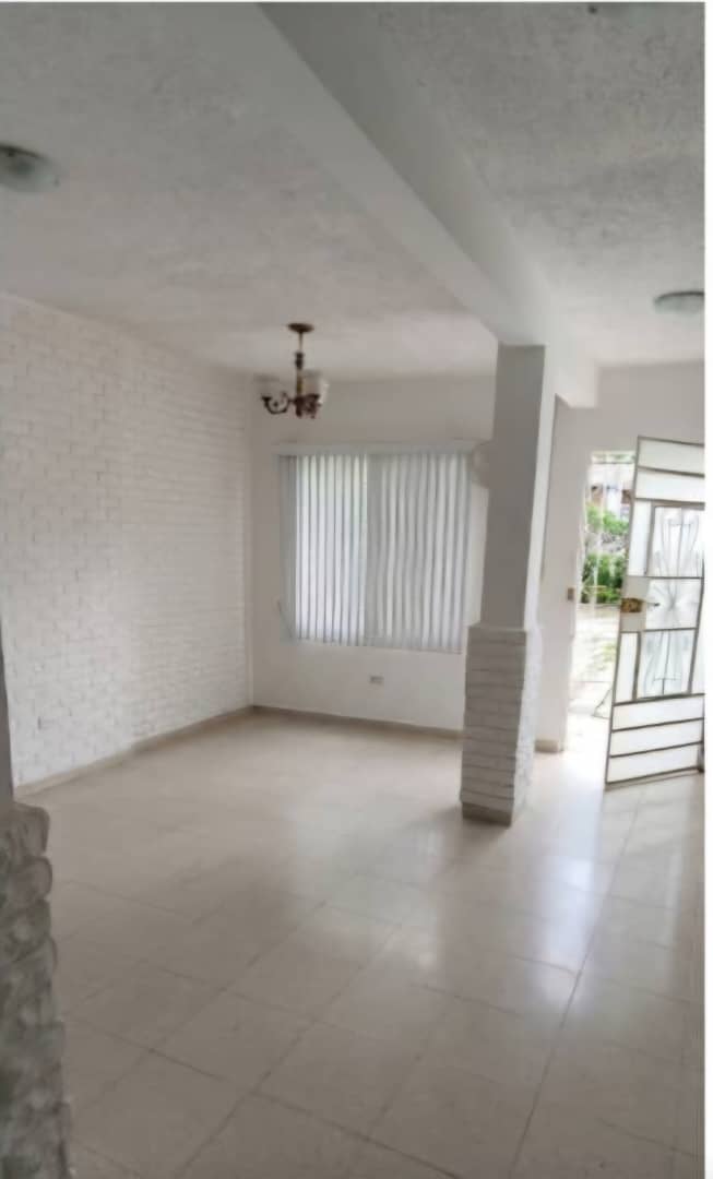 CASA DE 3 NIVELES EN REPARTO MIRTHA