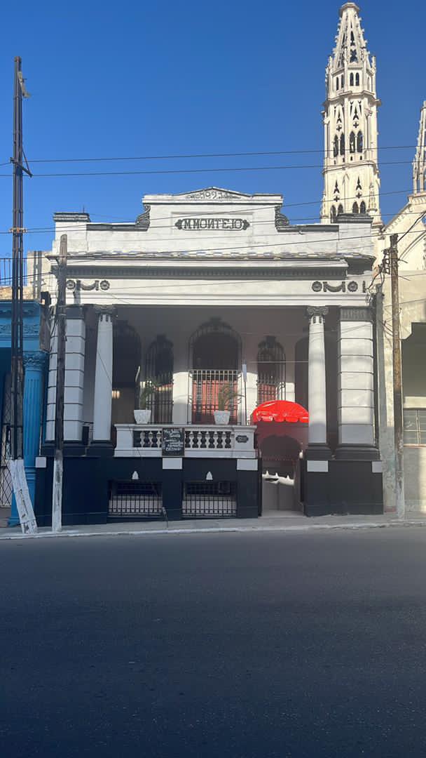 Se vende propiedad Independiente en el Vedado próximo a 23 y Paseo en la zona