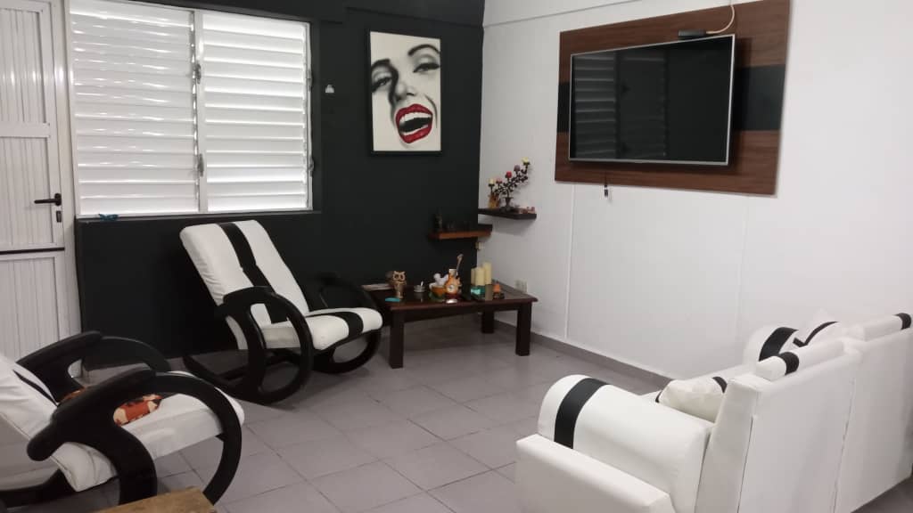 *¡CASA EN VENTA EN MARIANAO! GRANDE, SEGURA Y EQUIPADA*