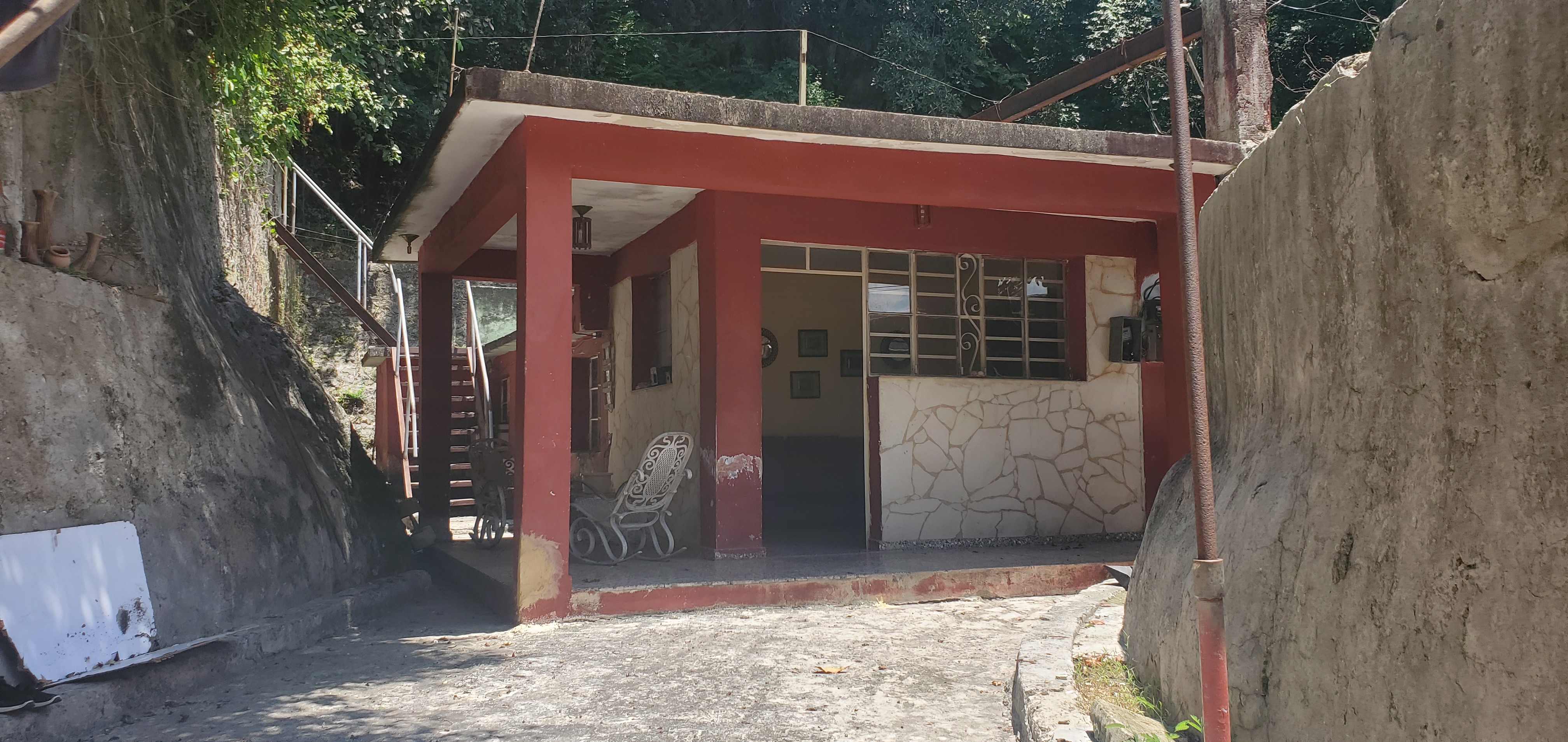 Se vende gran propiedad en nuevo vedado cerca de las ruinas del Almendares.Se