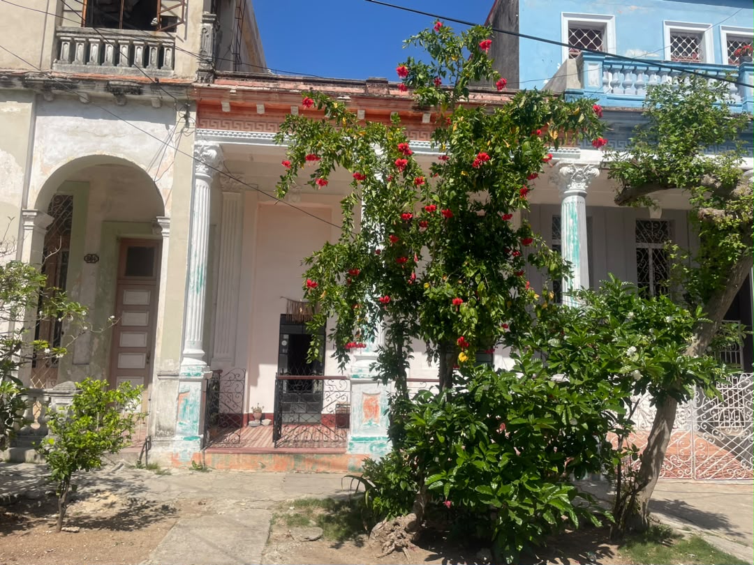 Vendo casa independiente en Santos Suárez(por el policlinico de coco y rabi),