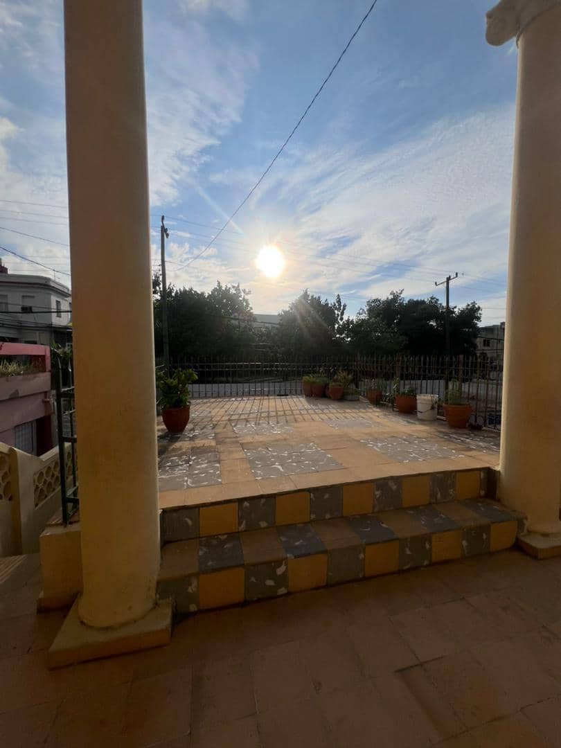 ¡ *ESPACIOSA Y SÓLIDA! CASA DE PUNTAL ALTO CON PLACA INTERMEDIA EN PLAZA*