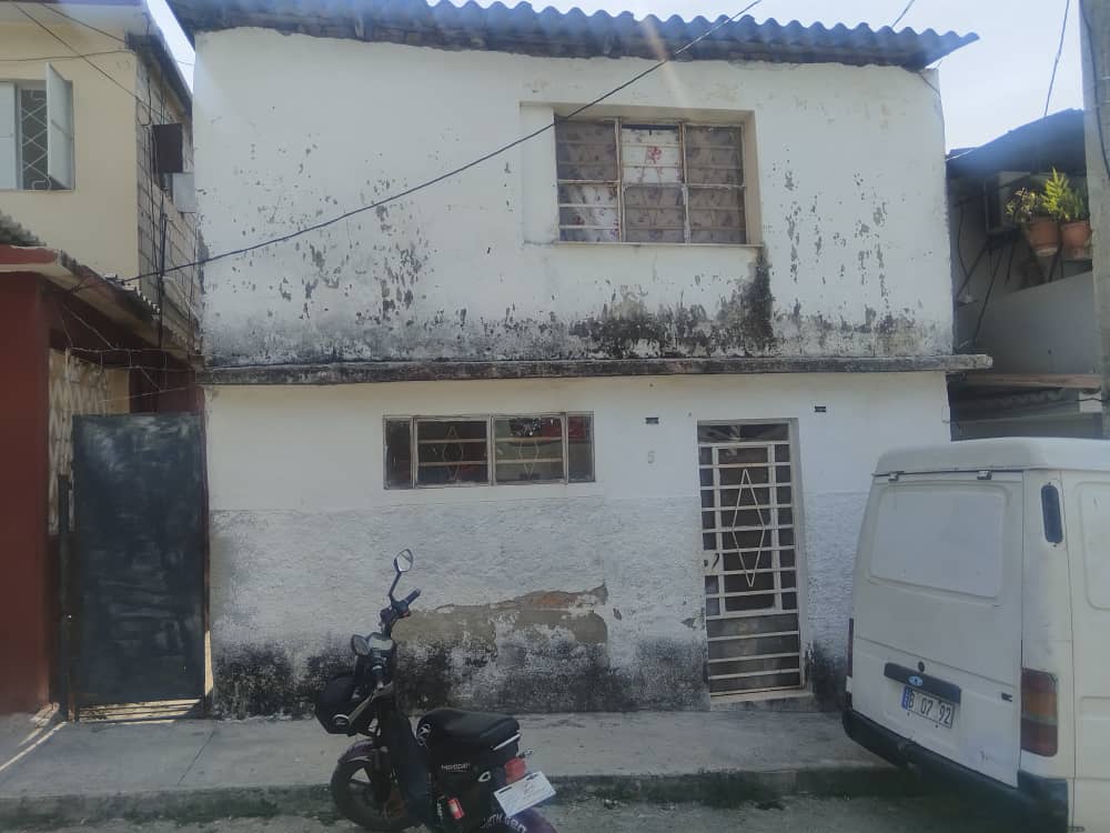 Casita pequeña en 1800 usd. Me ajusto con dinero en mano. Papeles en regla.
