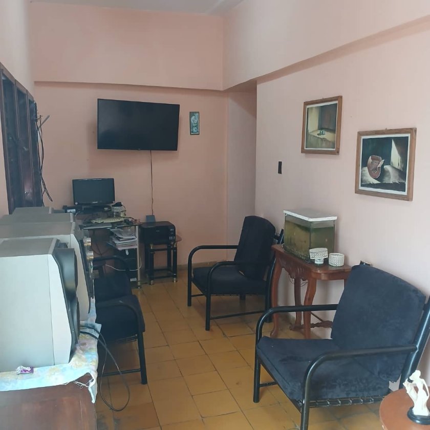 Casa independiente en venta en Guanabacoa, La Habana. 5 habitaciones, 2 baños.