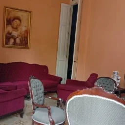 Casa Colonial ubicada en La Habana, La Habana Vieja . Se presenta como una