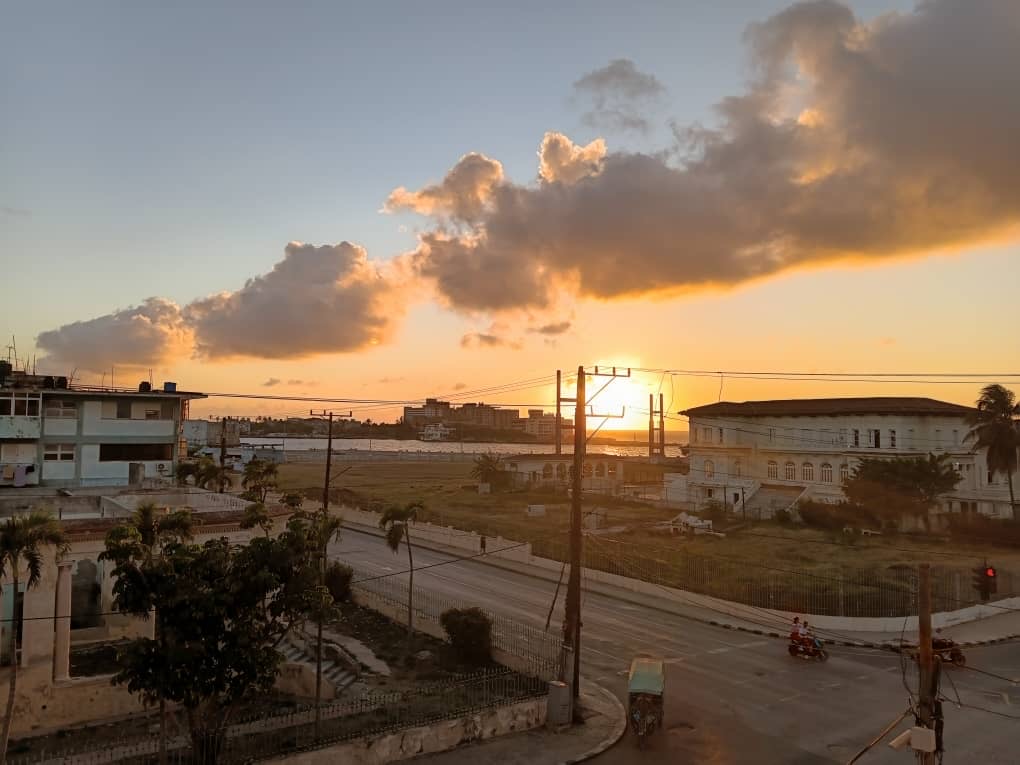 Apartamento de 100 m² ubicado en Calle 12 No. 151, apto. 302, entre Línea y Calzada, Vedado, Plaza, con una agradable ubicación y vista al mar desde el balcón.