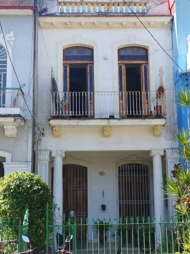 Se vende esta casa en el corazon del vedado cerca del Hospital Materno González