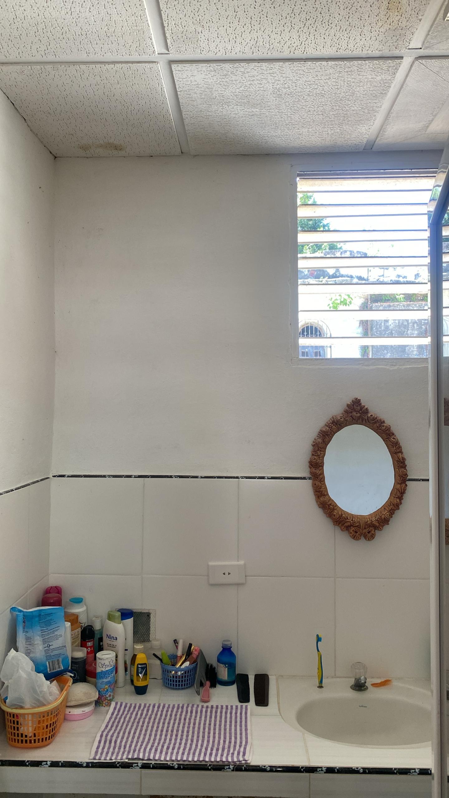 La dejo con todo adentro, los dos cuartos tienen aire, la casa es nueva en
