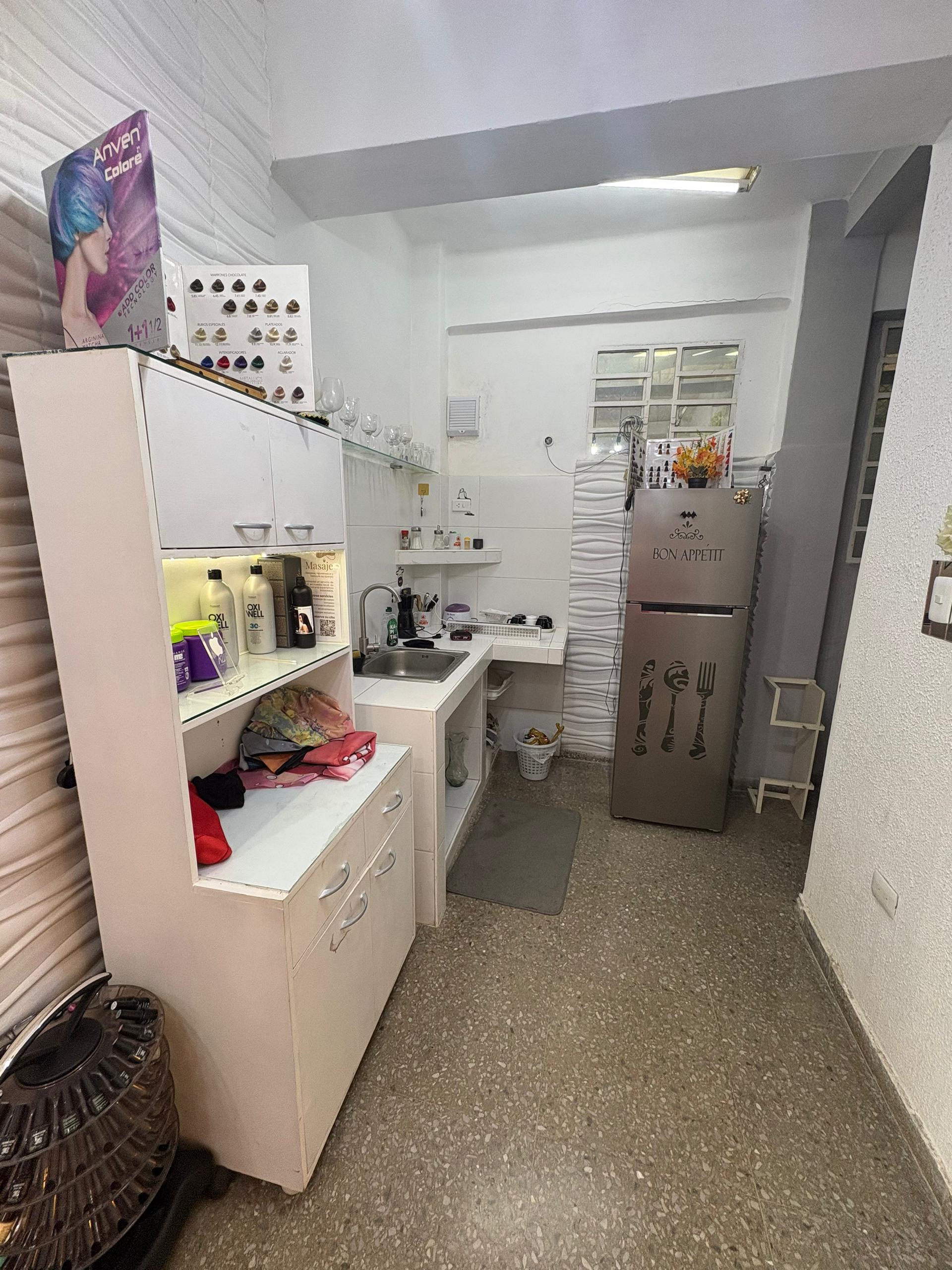 SE VENDE SALON DE BELLEZA– NEGOCIO TOTALMENTE EQUIPADO Y LISTO PARA OPERAR