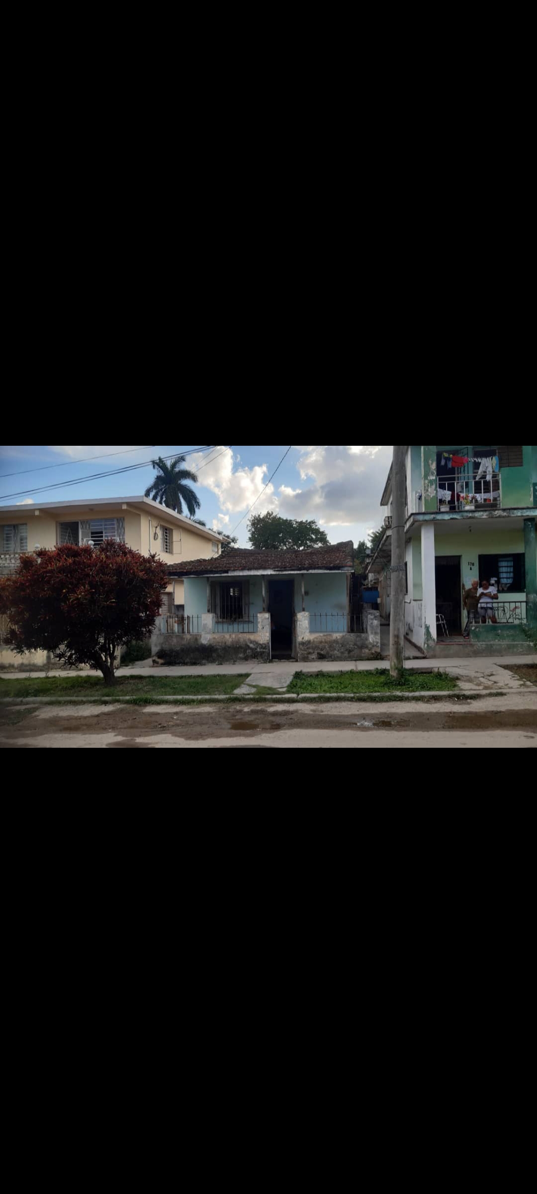 Se encuentra a 3 cuadras de la calzada de Bejucal, y aunque necesita reparación
