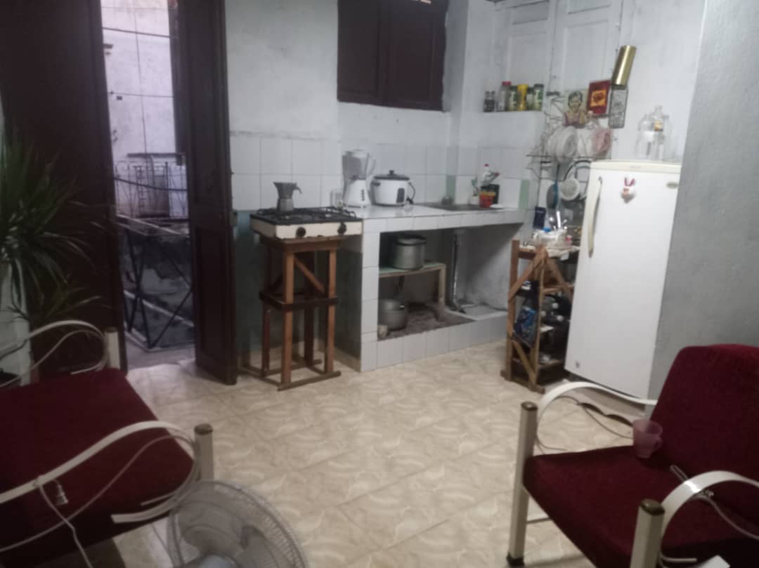 Apartamento de un solo cuarto en barbacoa en Centro Habana. Se deja con