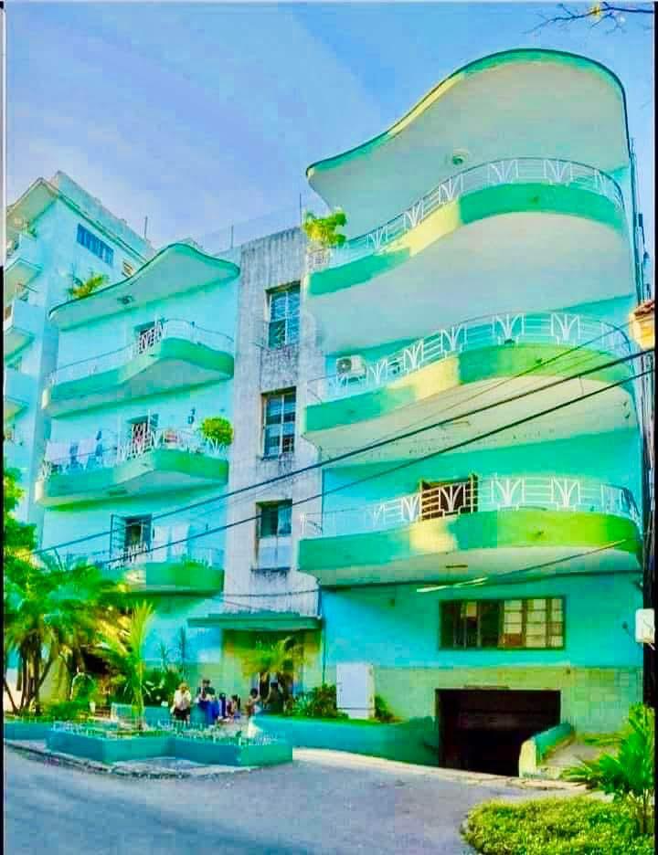 Ubicación: Plaza de la Revolución, Vedado, 2do piso bajo interior. Edificio de