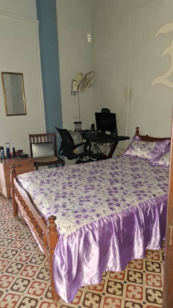 CASA EN LA HABANA VIEJA — SE VENDE O SE PERMUTA