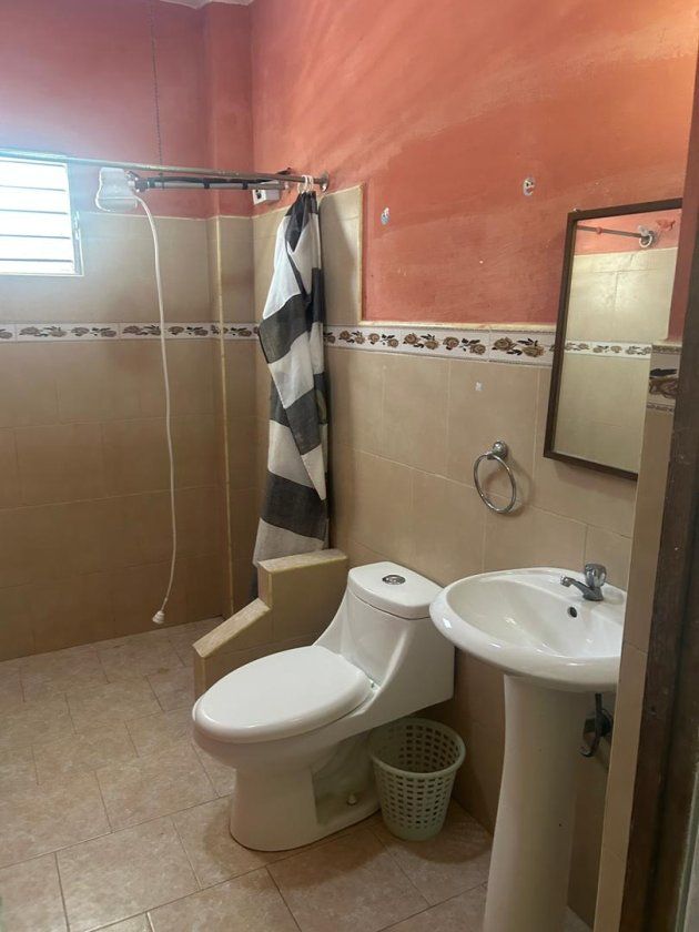 Casa de 3 habitaciones en venta cerca del Semáforo, Guanabacoa, La Habana