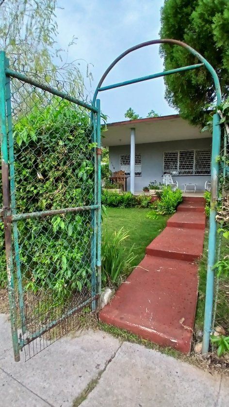 Casa Independiente de 6 habitaciones en venta en Reparto Atabey, Playa, La