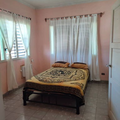 Rento apartamento en Playa de 3 cuartos y 2 baños con terraza a la calle