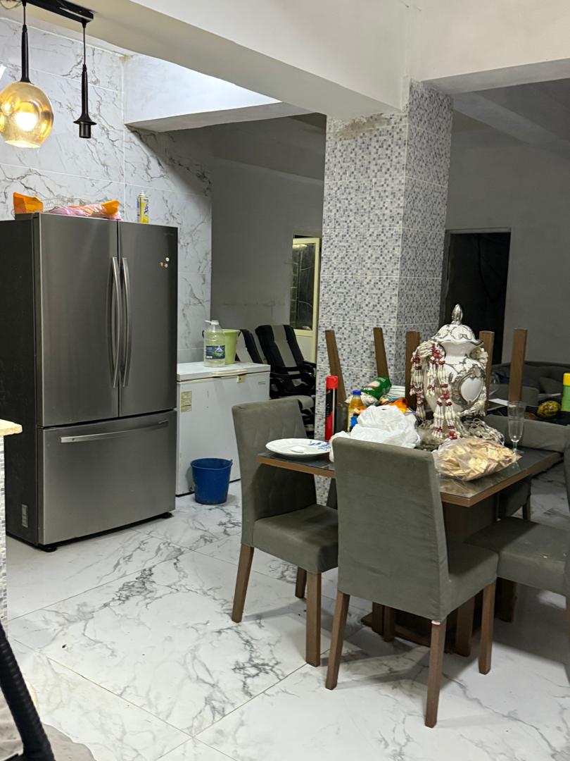 Vendo apartamento en edificio de construcción capitalista de 3 niveles en calle