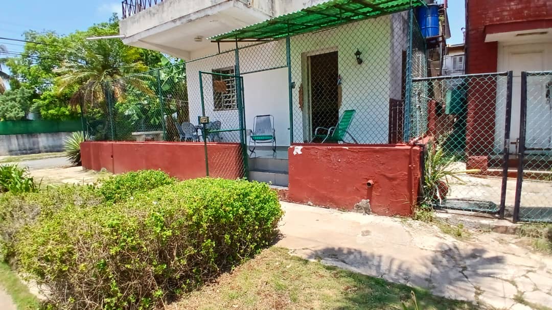 Casa biplanta la de abajo ubicada en calle 11, Ampliacion de Almendares, solo