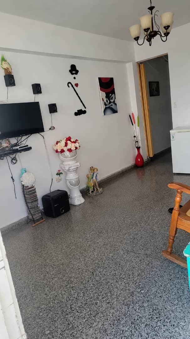 *VENDO APTO AMPLIO EN EL 3ER PISO – A 1 cuadra de Calzada de Reina.*