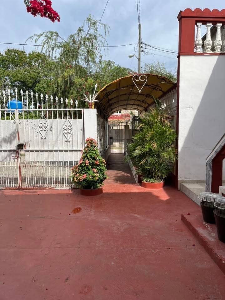 *¡CASA DE 3 NIVELES EN VENTA EN SANTA FE PLAYA!* ️