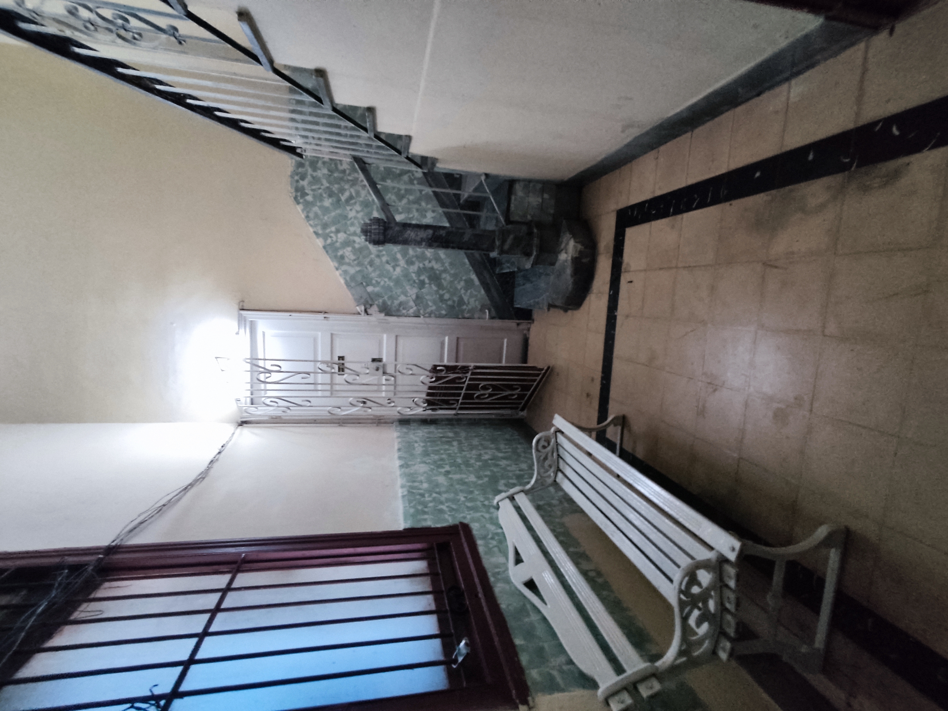 Apartamento en Vedado en 3er piso. No se va la corriente, zona priorizada.