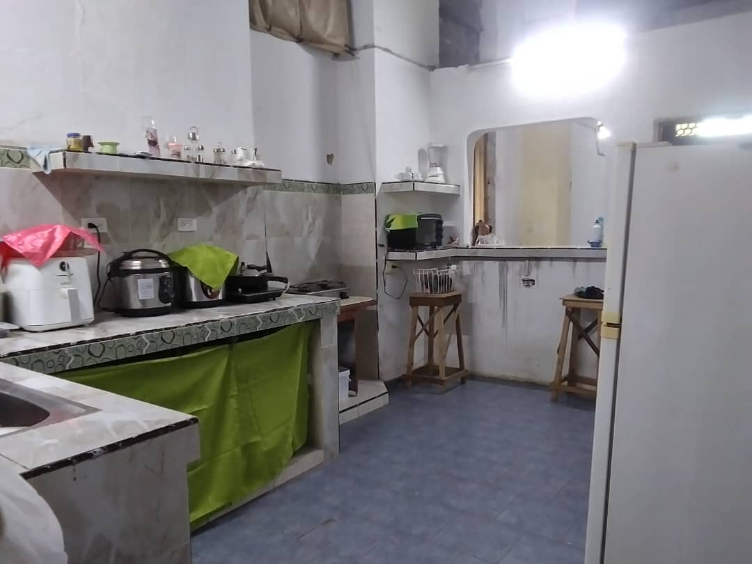 Casa 3/4 , patio lateral , puntal alto , sala ,saleta,cocina y baño super