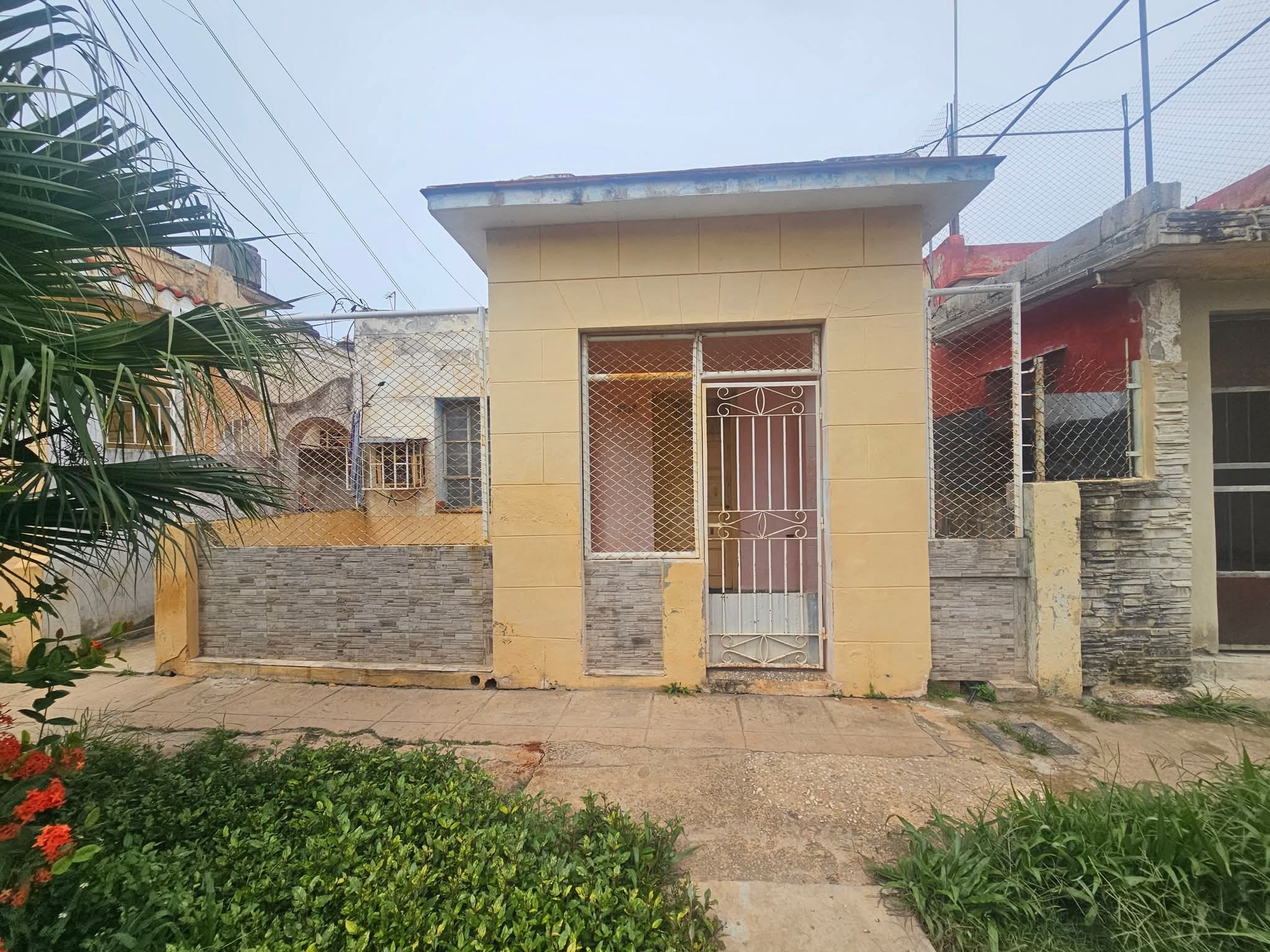 Casa de construcción capitalista,portal,terraza,sala comedor,dos cuartos con 1