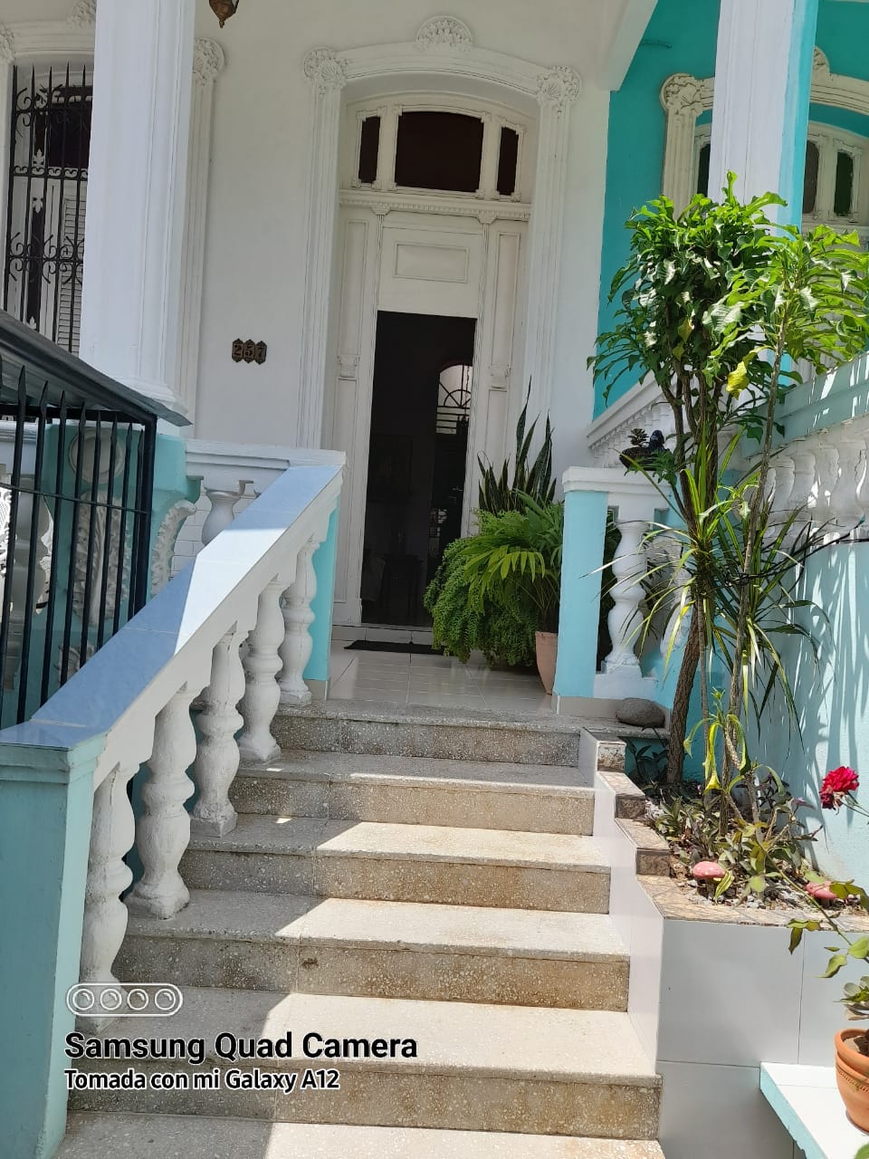 Casa semi-independiente. Puerta a la calle. Medianera. Consta en planta baja de
